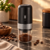 Molinillo negro con café molido-4 Molinillo de café eléctrico portátil recargable USB-C | HAS